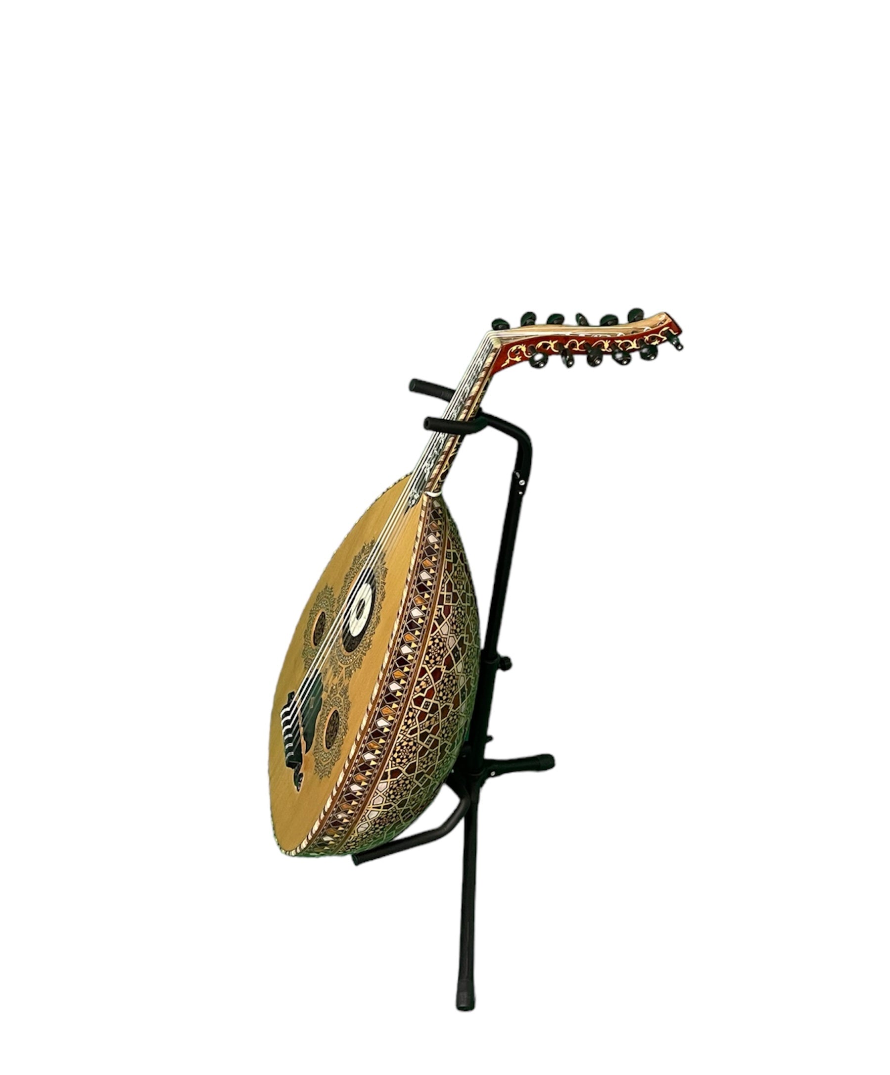  Ein Arabesque-Oud-Instrument ruht auf einem Ständer vor einem weißen Hintergrund.