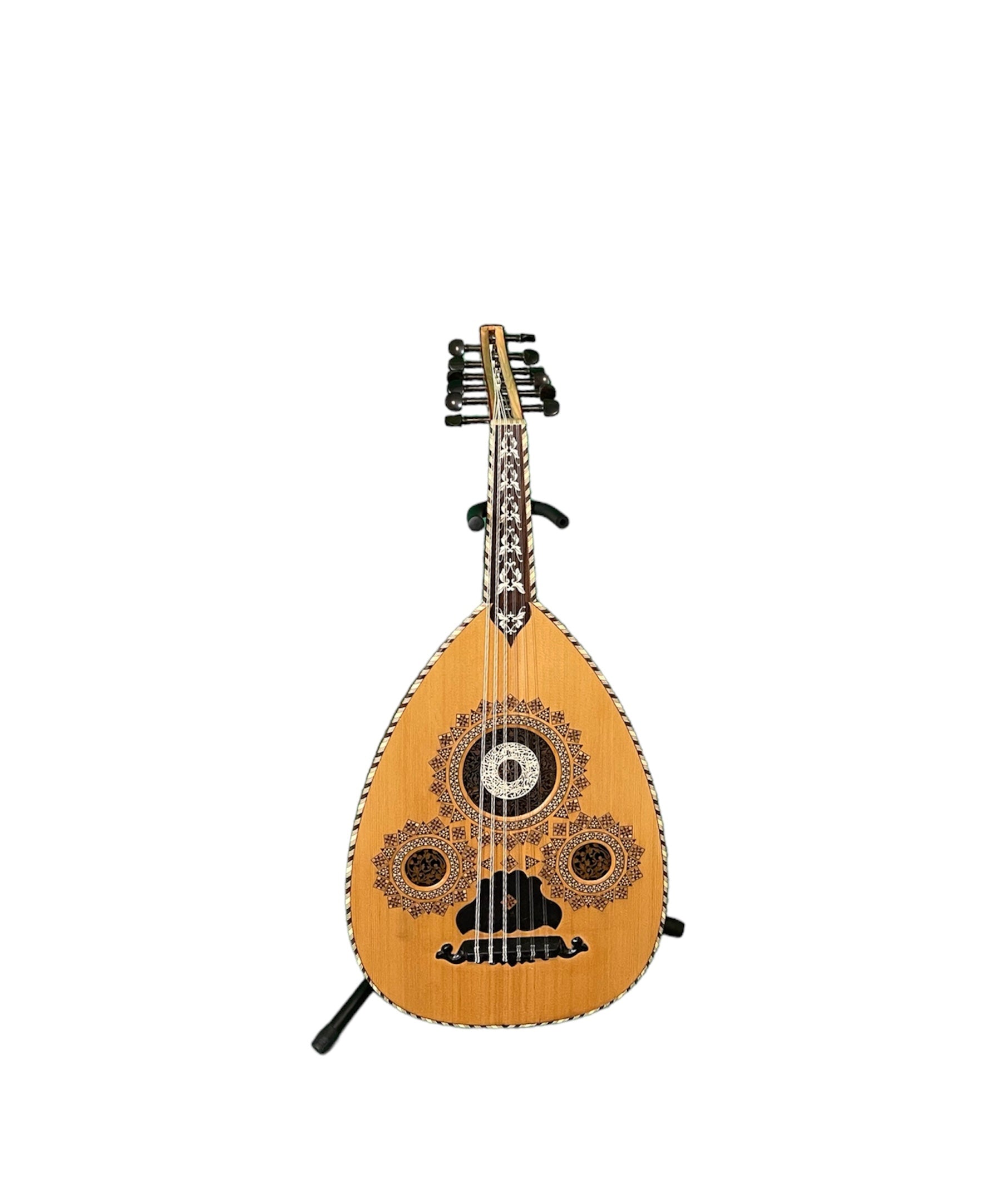  Ein Arabesque-Oud-Instrument ruht auf einem Ständer vor einem weißen Hintergrund.