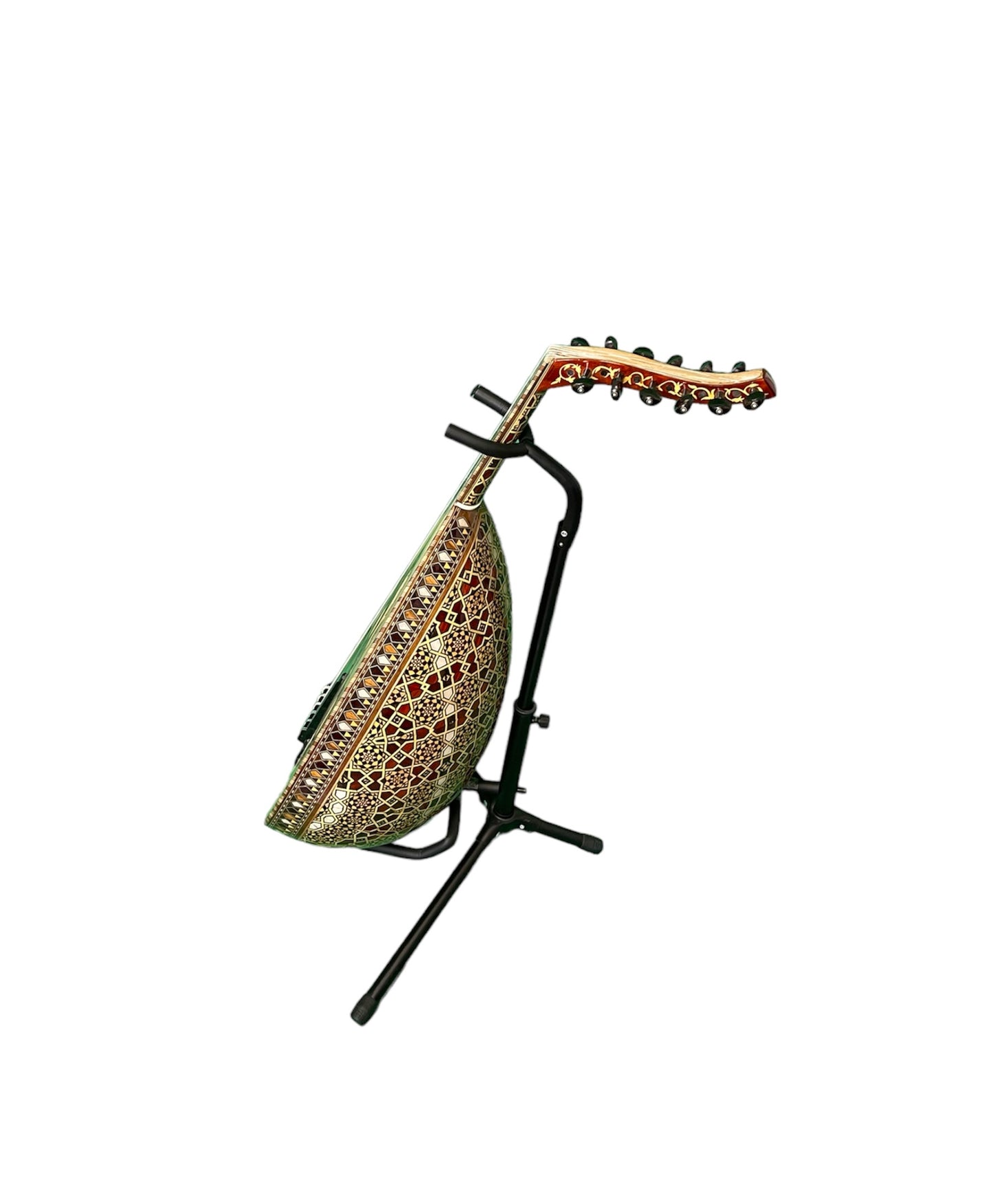  Ein Arabesque-Oud-Instrument ruht auf einem Ständer vor einem weißen Hintergrund.