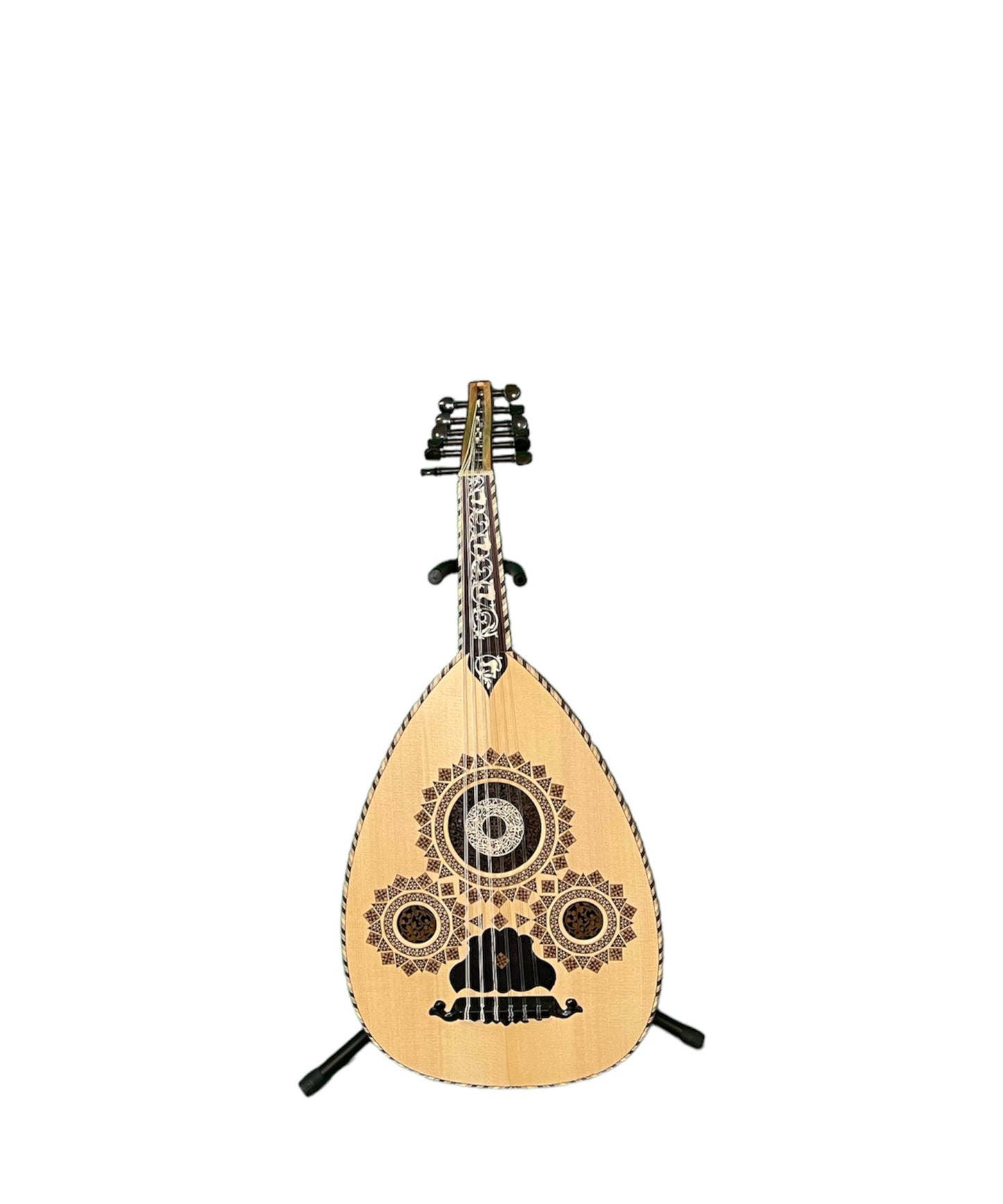  Ein Arabesque-Oud-Instrument ruht auf einem Ständer vor einem weißen Hintergrund.