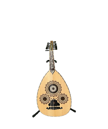  Ein Arabesque-Oud-Instrument ruht auf einem Ständer vor einem weißen Hintergrund.