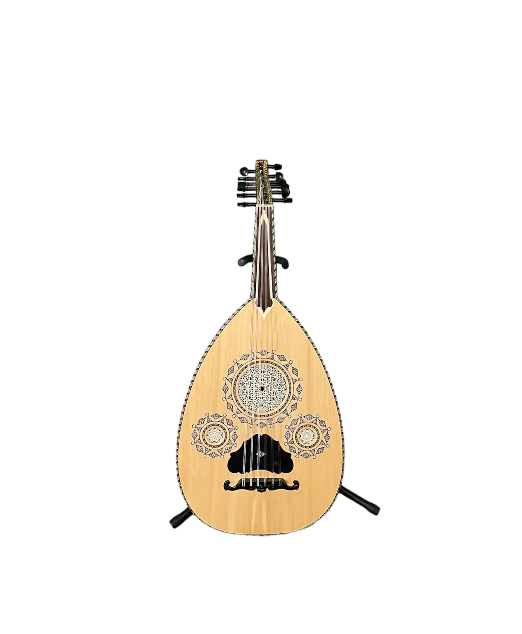  Ein Arabesque-Oud-Instrument ruht auf einem Ständer vor einem weißen Hintergrund.