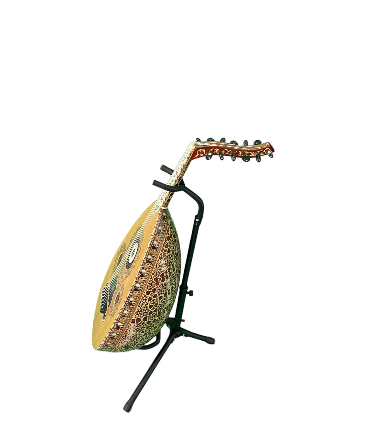  Ein Arabesque-Oud-Instrument ruht auf einem Ständer vor einem weißen Hintergrund.