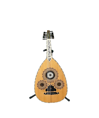  Ein Arabesque-Oud-Instrument ruht auf einem Ständer vor einem weißen Hintergrund.