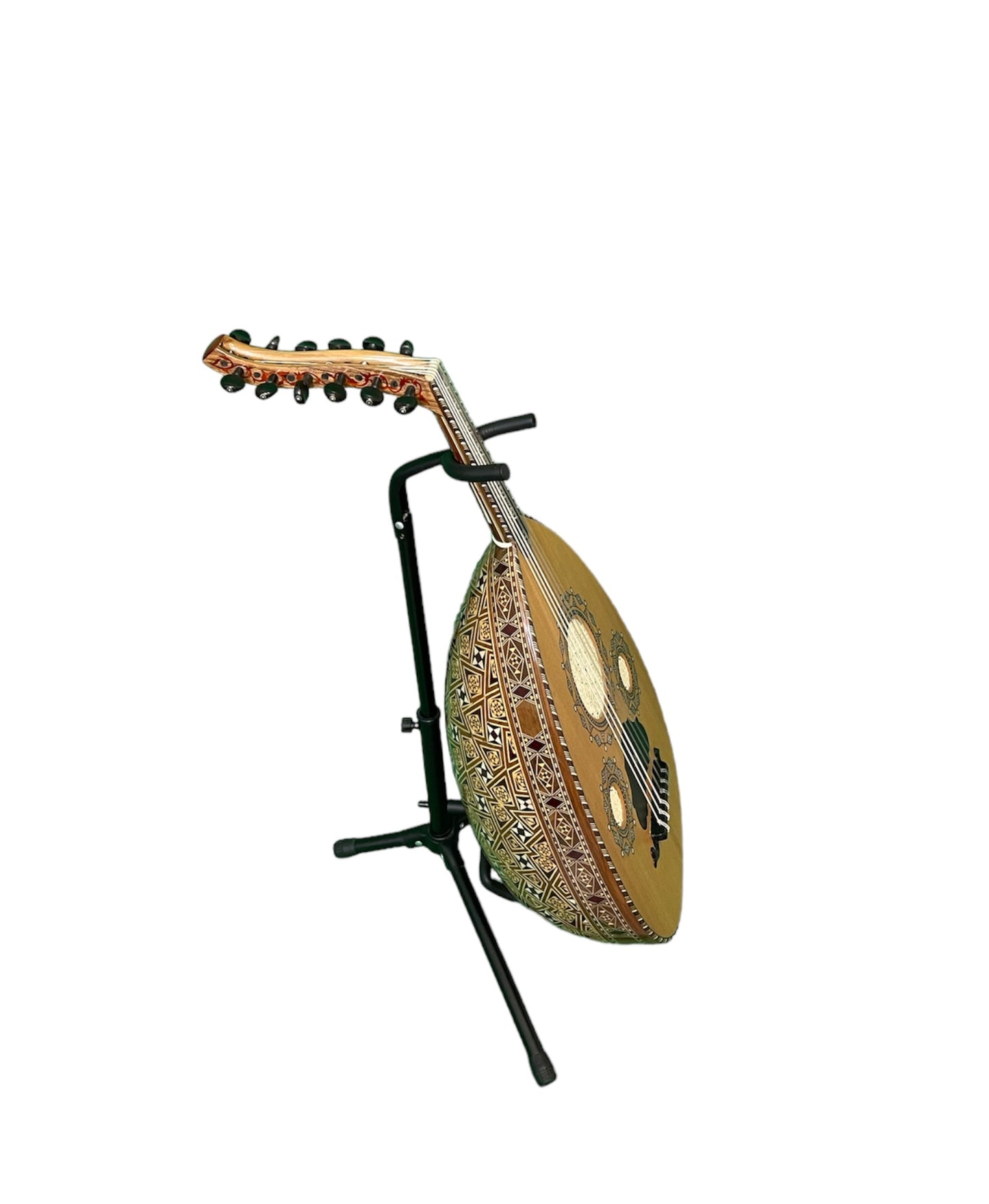  Ein Arabesque-Oud-Instrument ruht auf einem Ständer vor einem weißen Hintergrund.