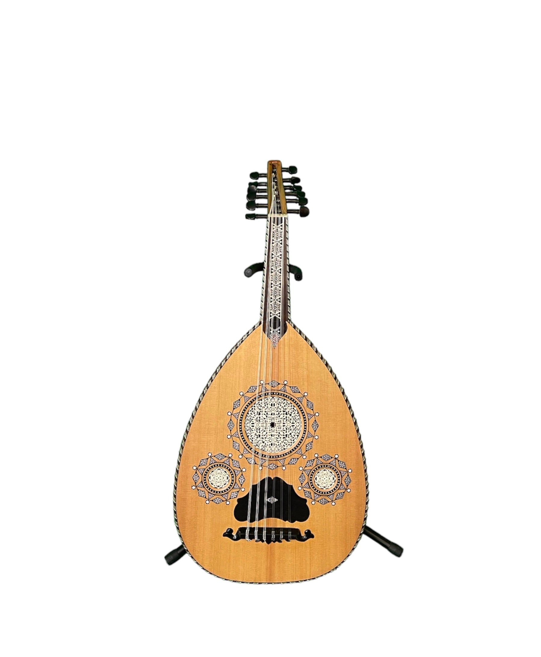  Ein Arabesque-Oud-Instrument ruht auf einem Ständer vor einem weißen Hintergrund.